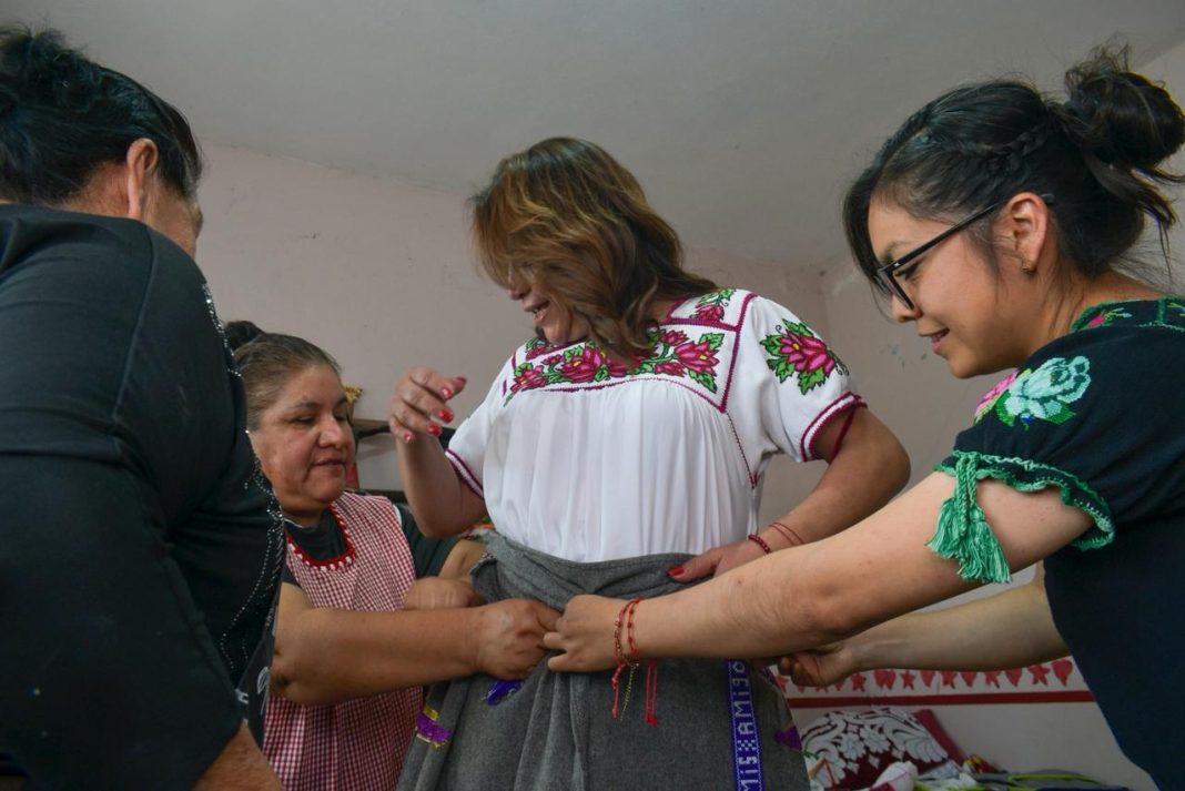 Fabiola Alanís reconoce a las mujeres purépechas
